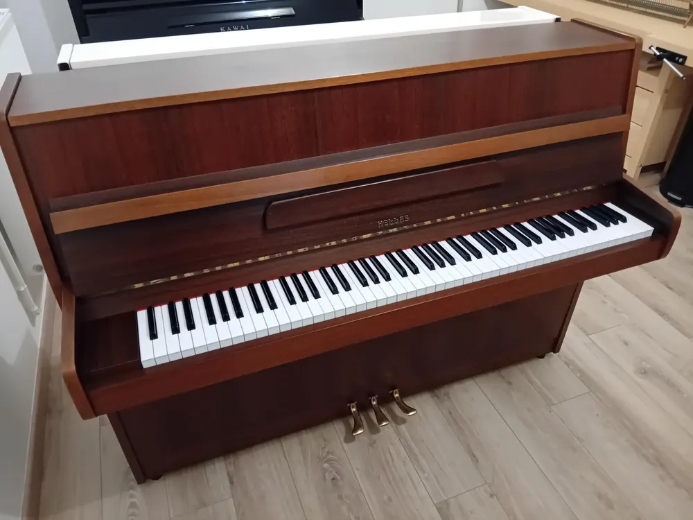 Piano droit Hellas 109 finlandais, révisé, vue de face