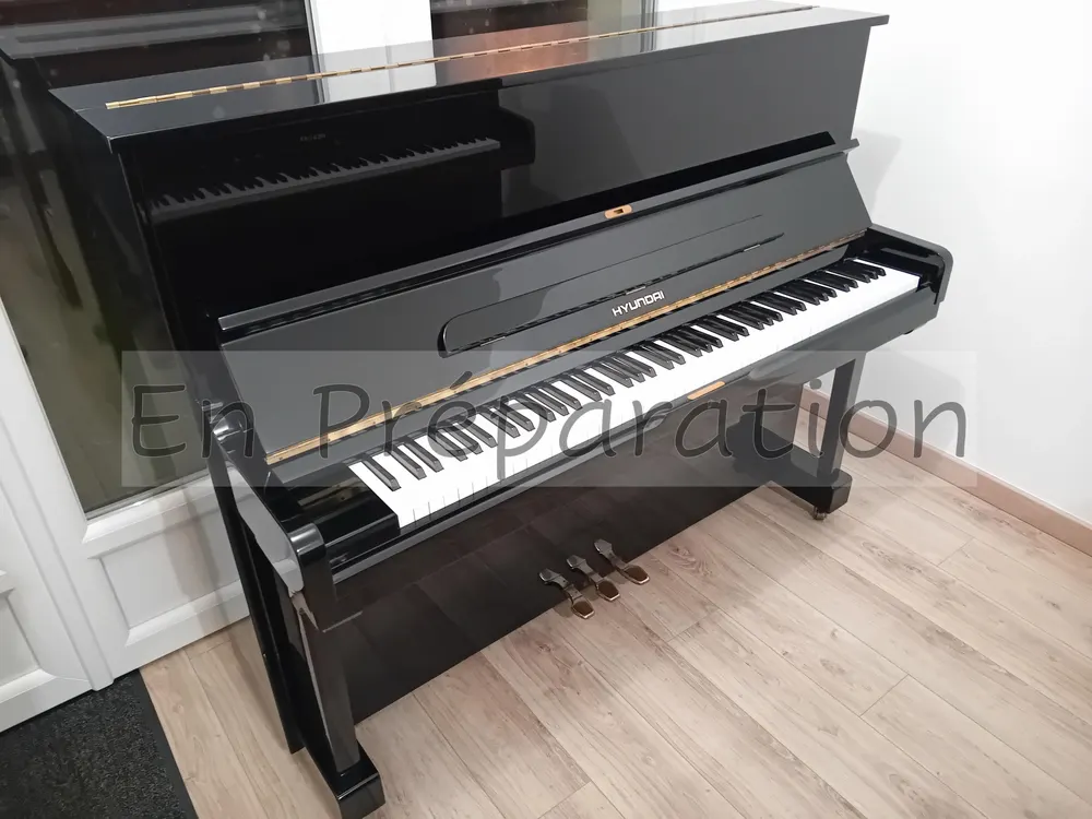 Piano droit Hyundai U835 de 121 cm, révisé