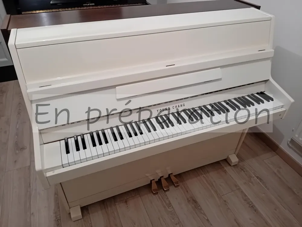 Piano droit Young Chang U109 noir, révisé, vue de trois quarts