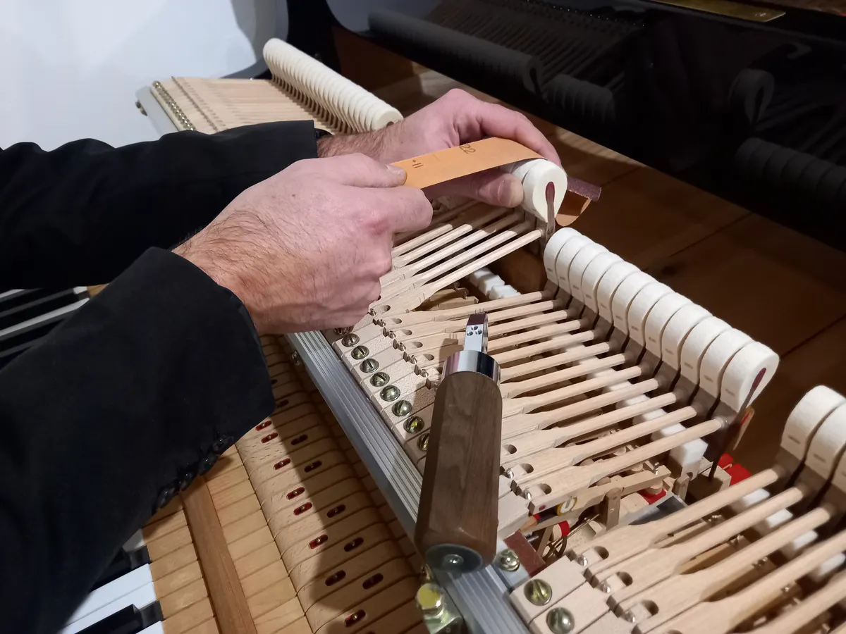 Ponçage du feutre d'un marteau de piano à l'aide d'une lime