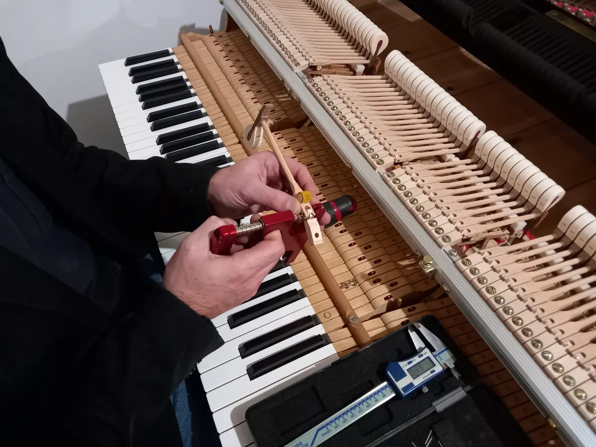 Intervention sur les touches d'un piano droit démonté